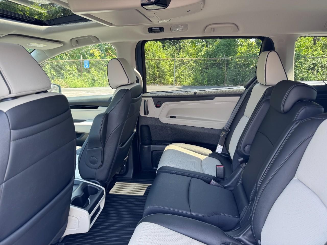 Honda Odyssey Vehicle Full-screen Gallery Image 11