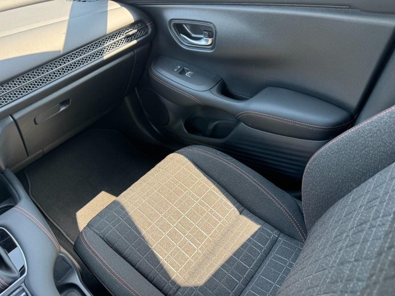 Honda HR-V Vehicle Full-screen Gallery Image 17