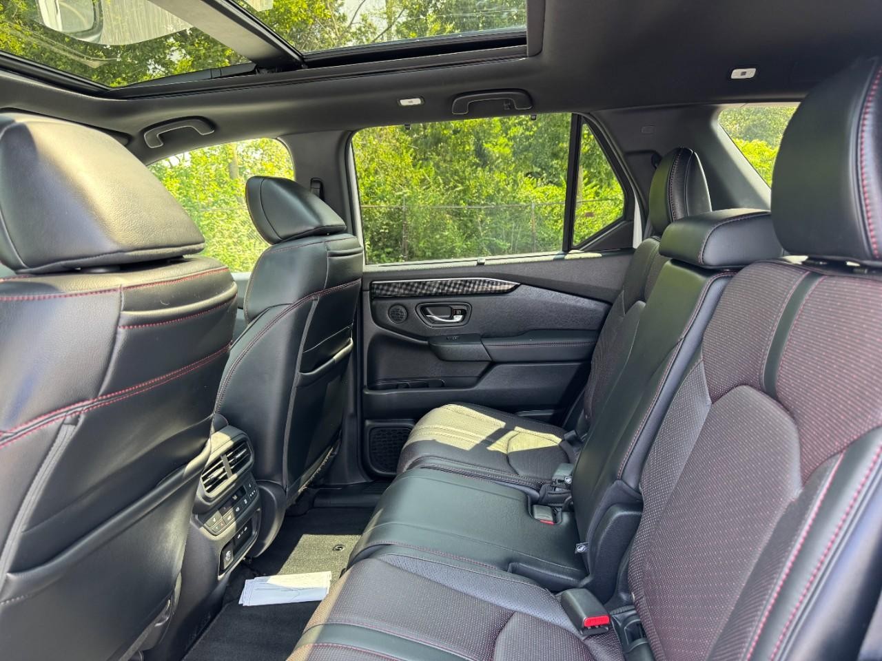 Honda Pilot Vehicle Full-screen Gallery Image 12