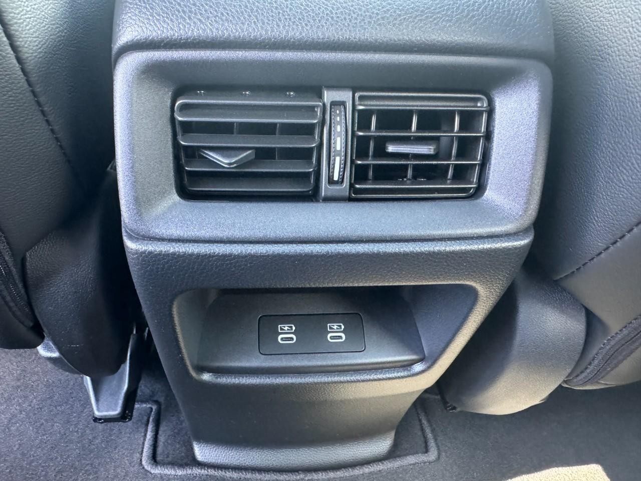 Honda CR-V Hybrid Vehicle Full-screen Gallery Image 13