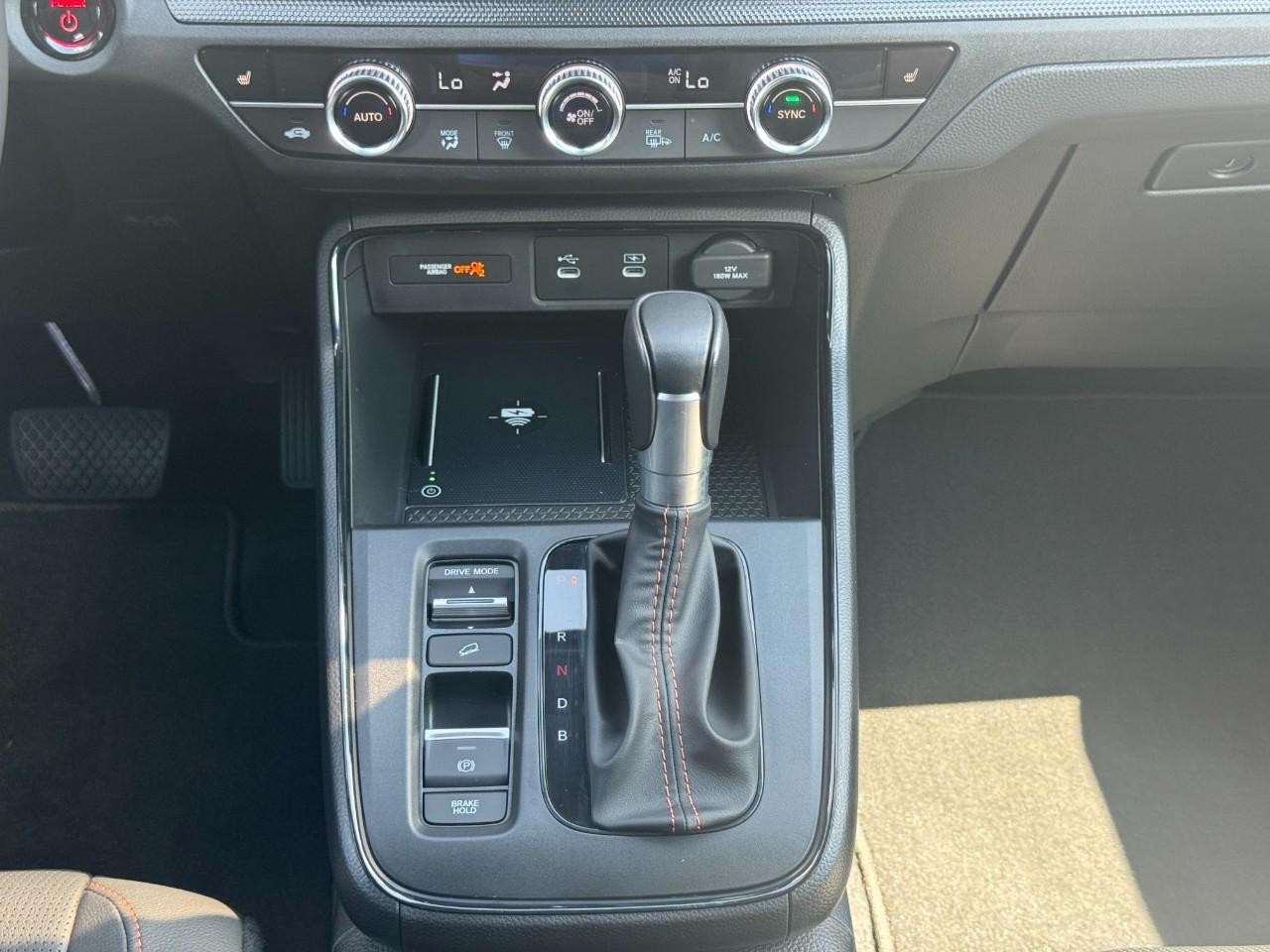 Honda CR-V Hybrid Vehicle Full-screen Gallery Image 17