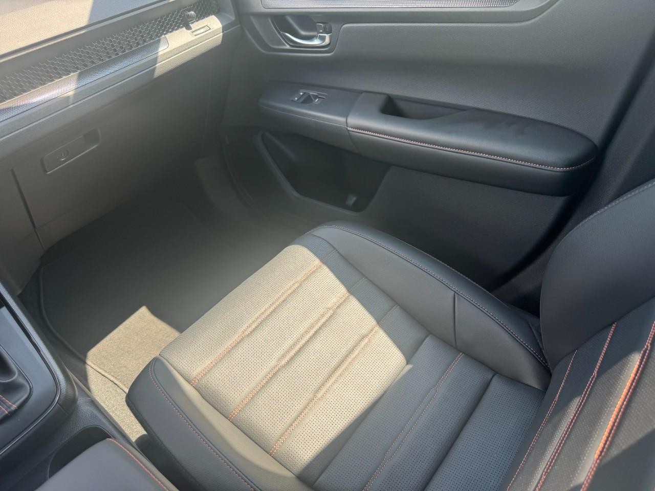 Honda CR-V Hybrid Vehicle Full-screen Gallery Image 18