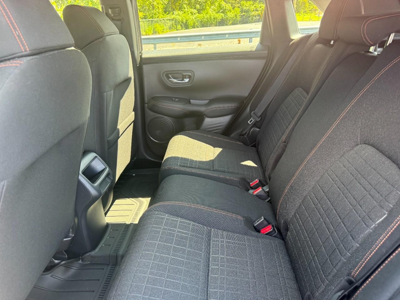 Honda HR-V Vehicle Full-screen Gallery Image 12