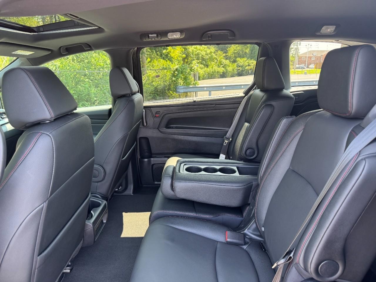 Honda Odyssey Vehicle Full-screen Gallery Image 12
