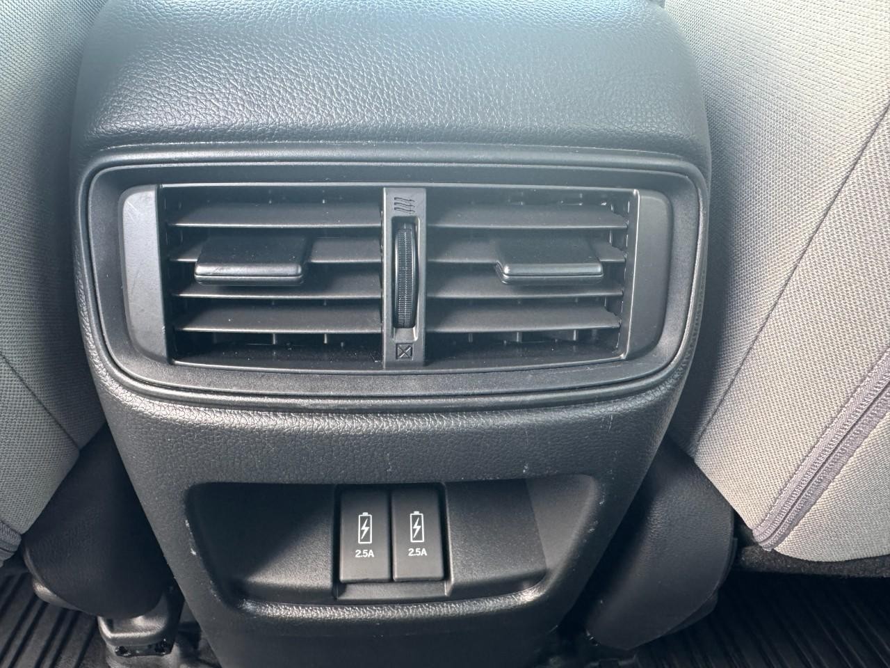 Honda CR-V Hybrid Vehicle Full-screen Gallery Image 11
