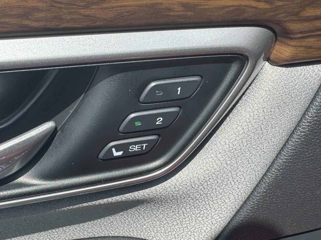 Honda CR-V Hybrid Vehicle Full-screen Gallery Image 18
