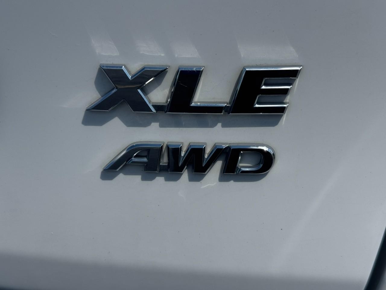 Toyota RAV4 Vehicle Full-screen Gallery Image 05