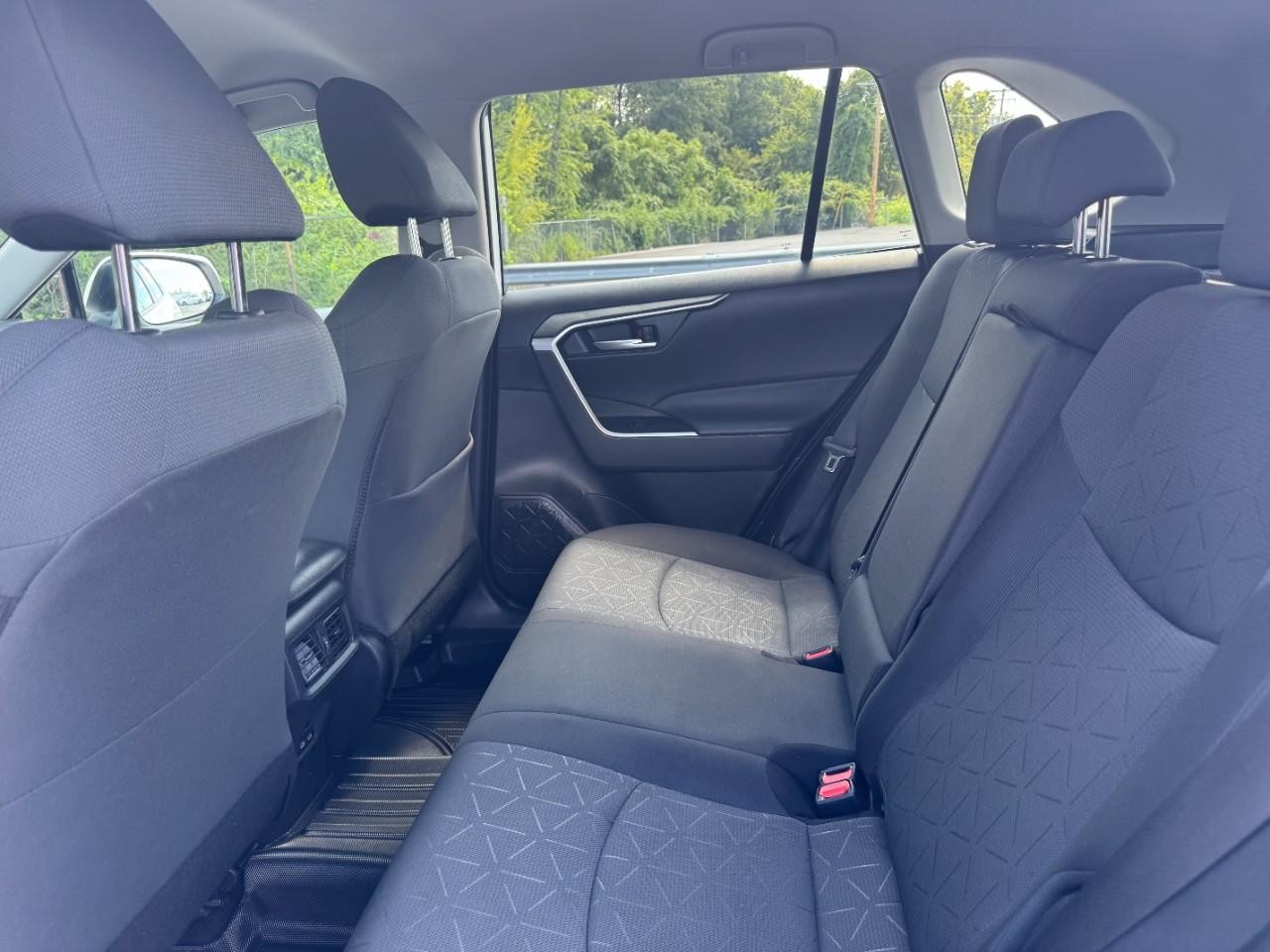 Toyota RAV4 Vehicle Full-screen Gallery Image 12
