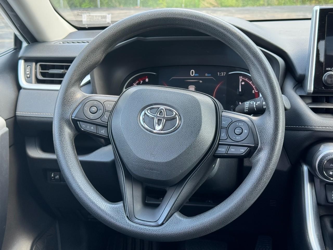 Toyota RAV4 Vehicle Full-screen Gallery Image 15