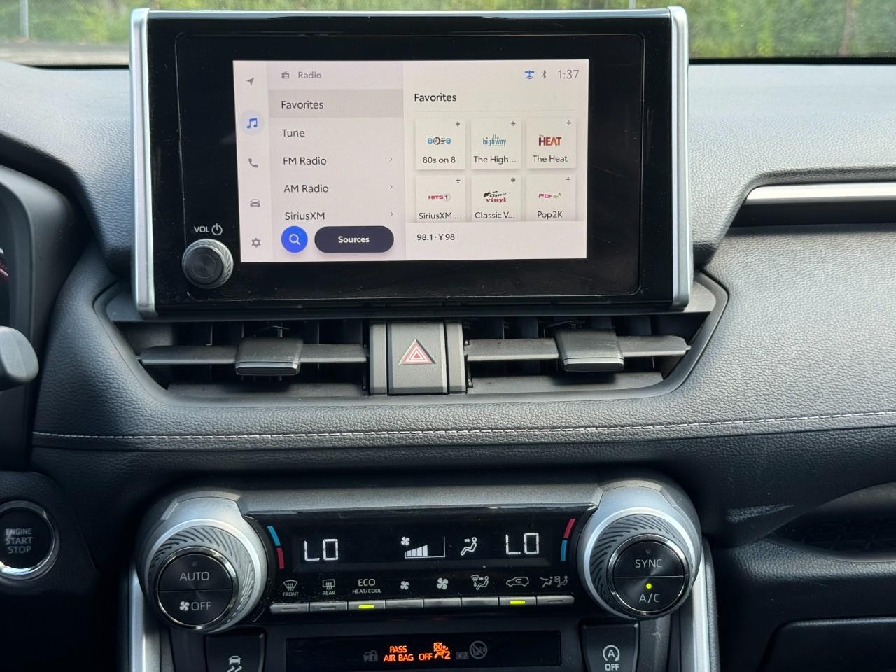 Toyota RAV4 Vehicle Full-screen Gallery Image 16
