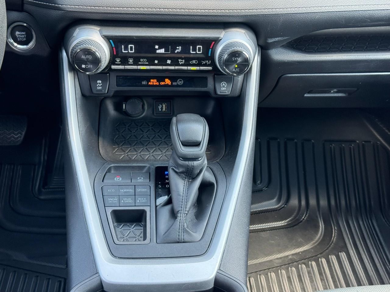 Toyota RAV4 Vehicle Full-screen Gallery Image 17