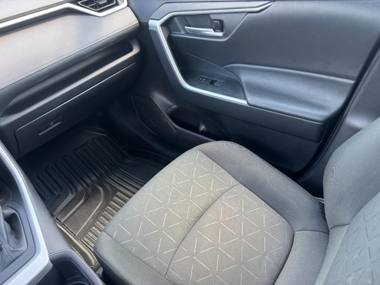 Toyota RAV4 Vehicle Full-screen Gallery Image 18