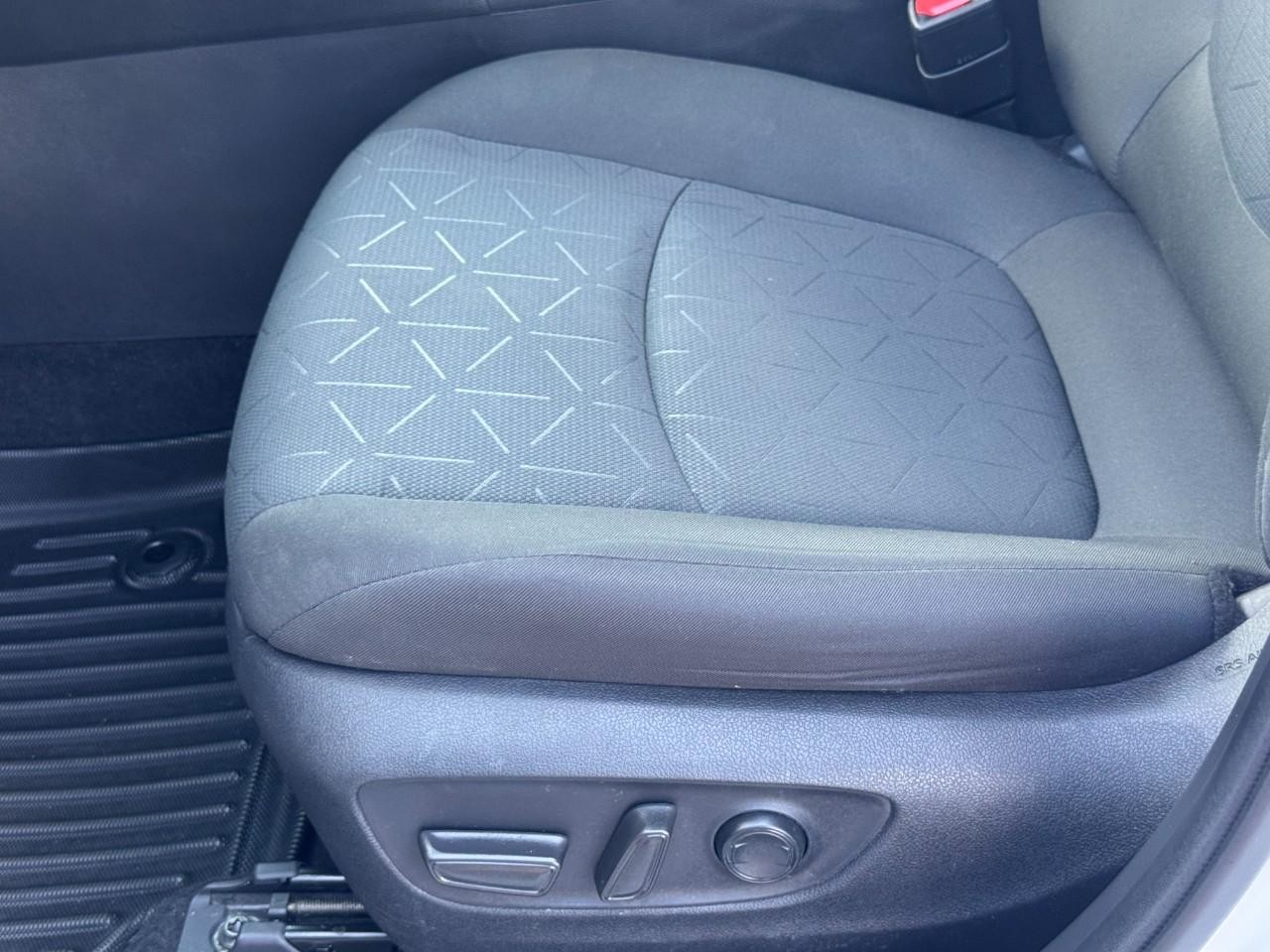 Toyota RAV4 Vehicle Full-screen Gallery Image 19
