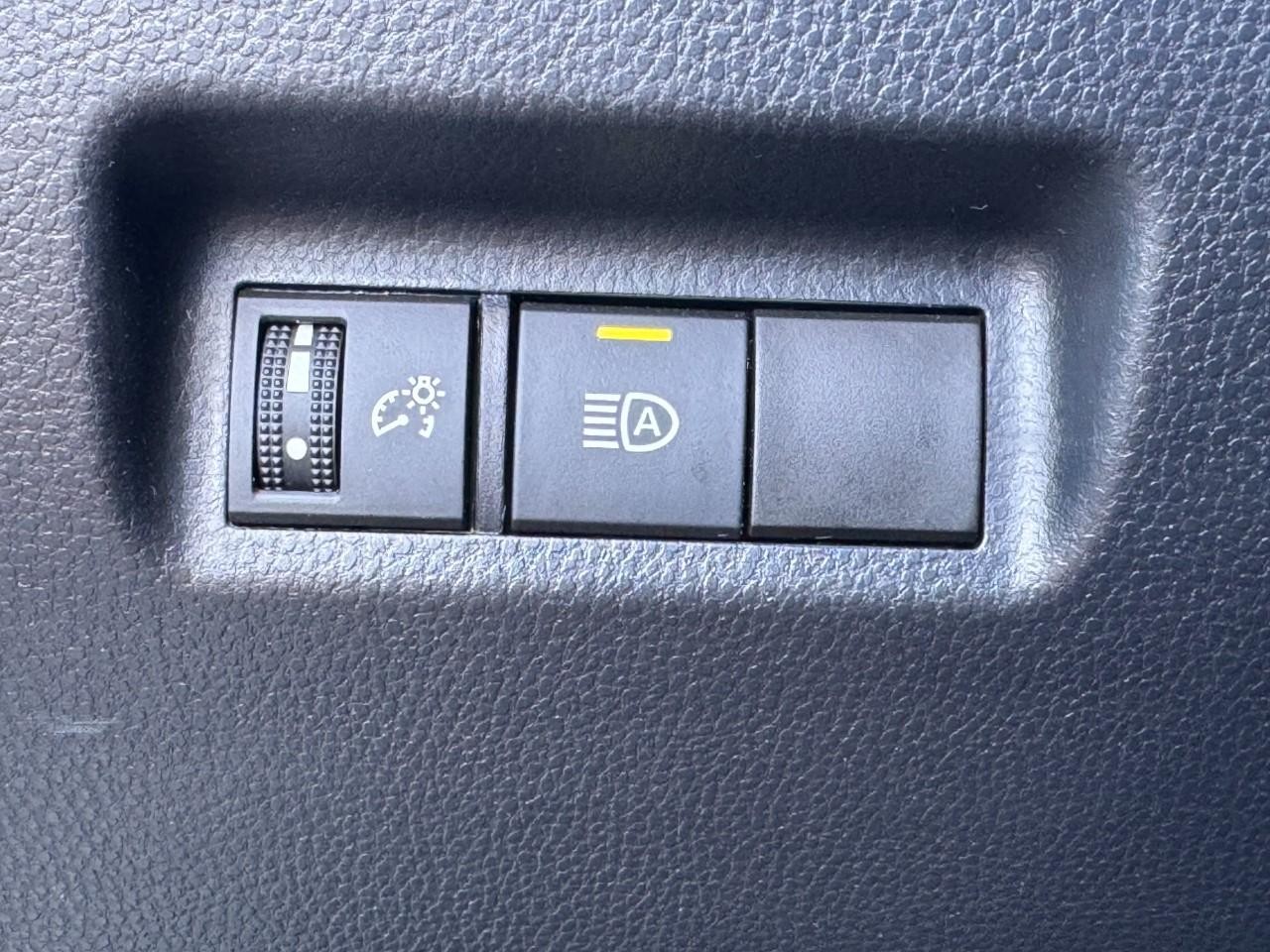 Toyota RAV4 Vehicle Full-screen Gallery Image 21