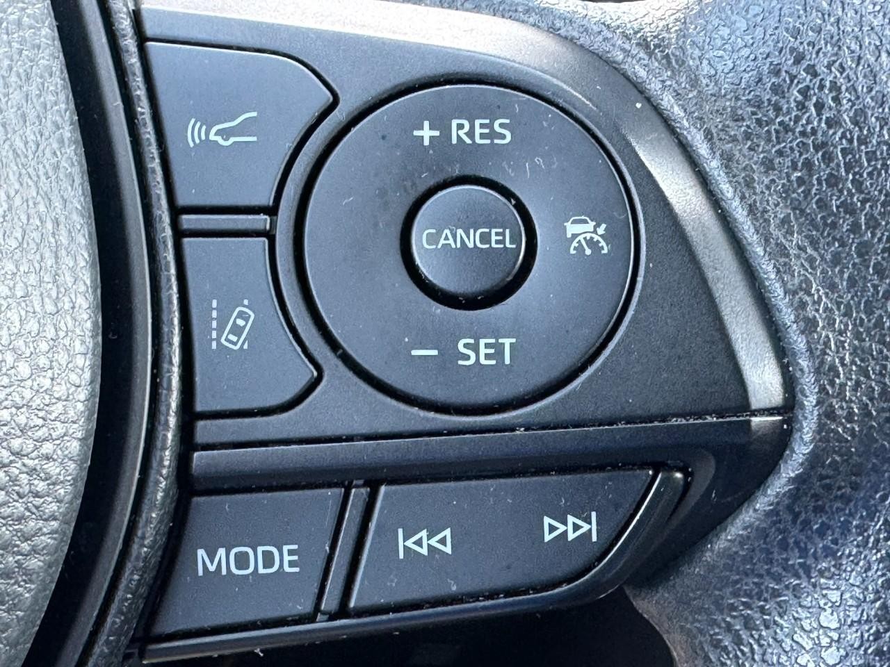 Toyota RAV4 Vehicle Full-screen Gallery Image 23