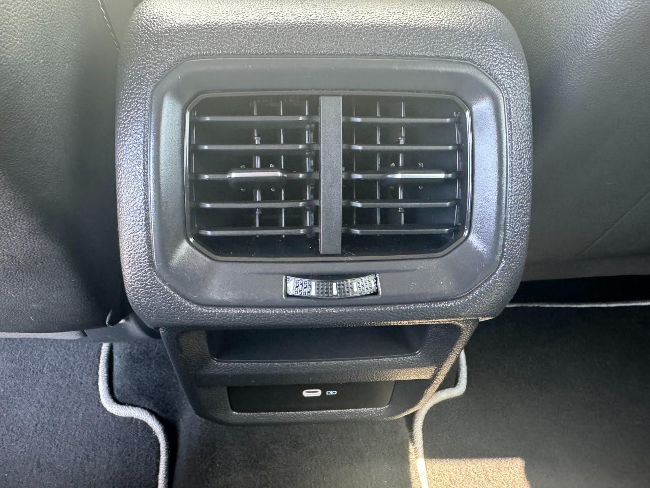 Volkswagen Taos Vehicle Full-screen Gallery Image 14