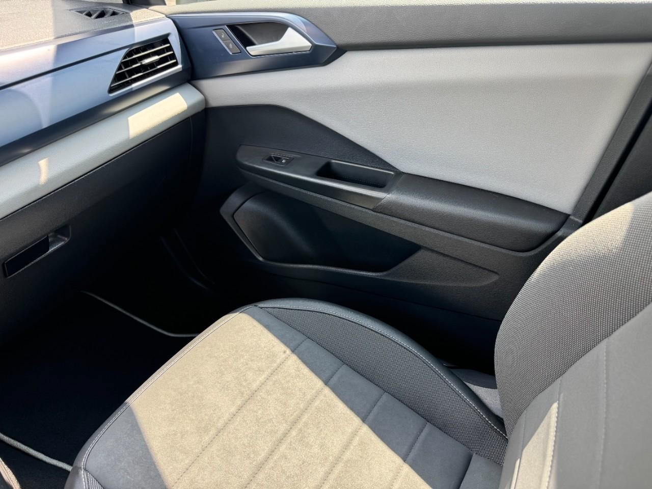 Volkswagen Taos Vehicle Full-screen Gallery Image 19