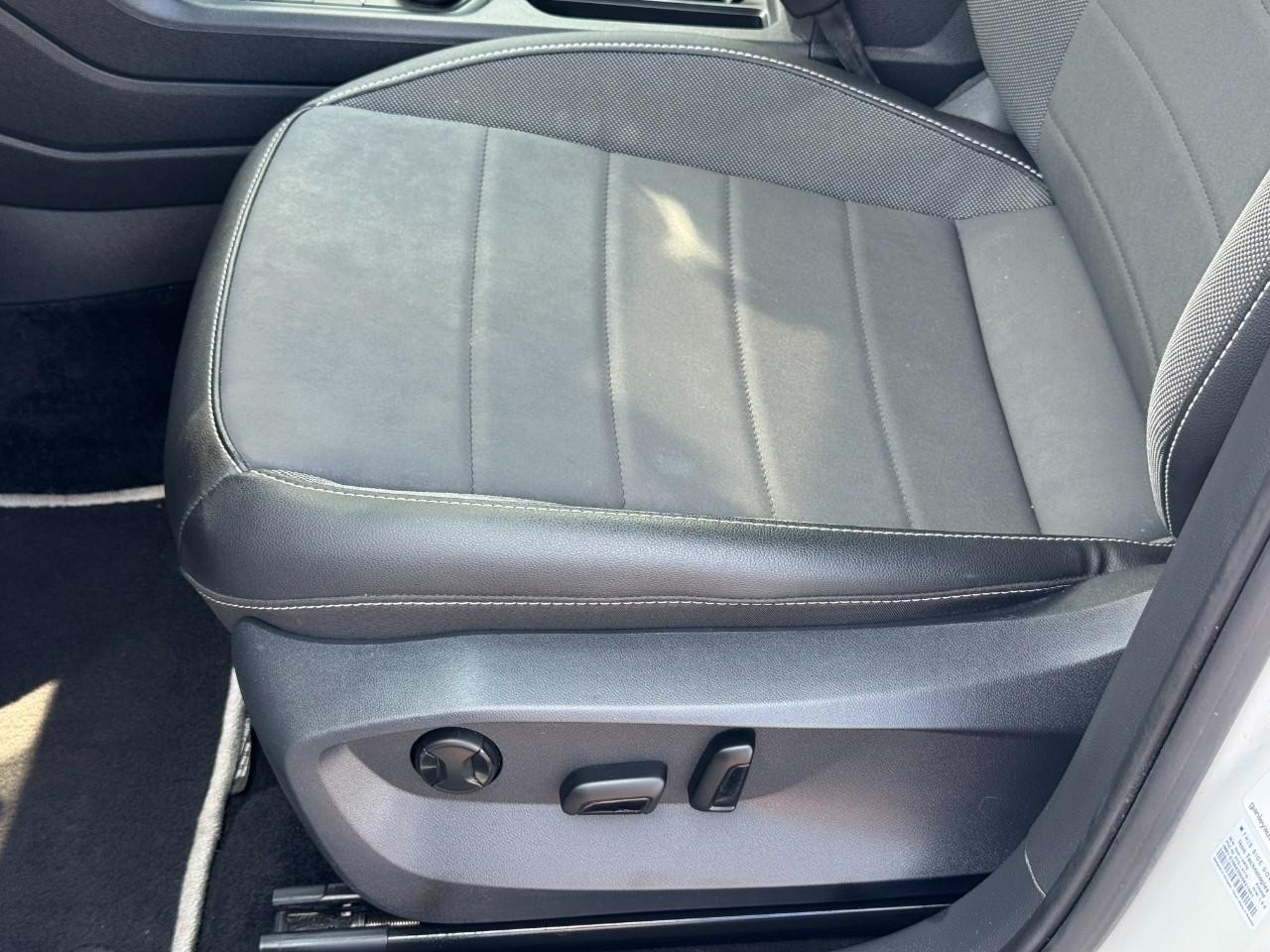 Volkswagen Taos Vehicle Full-screen Gallery Image 20