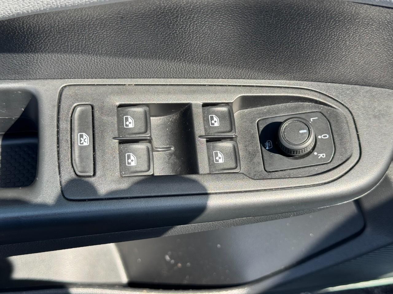 Volkswagen Taos Vehicle Full-screen Gallery Image 21