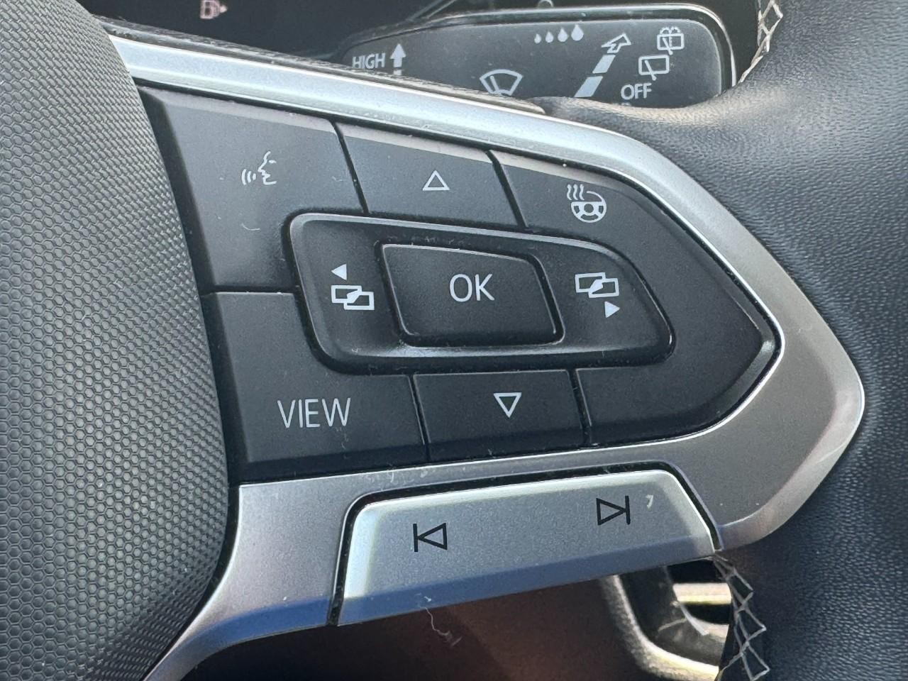 Volkswagen Taos Vehicle Full-screen Gallery Image 24