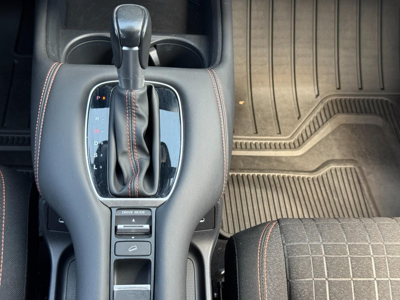 Honda HR-V Vehicle Full-screen Gallery Image 15
