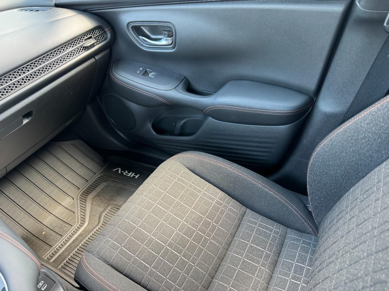 Honda HR-V Vehicle Full-screen Gallery Image 16