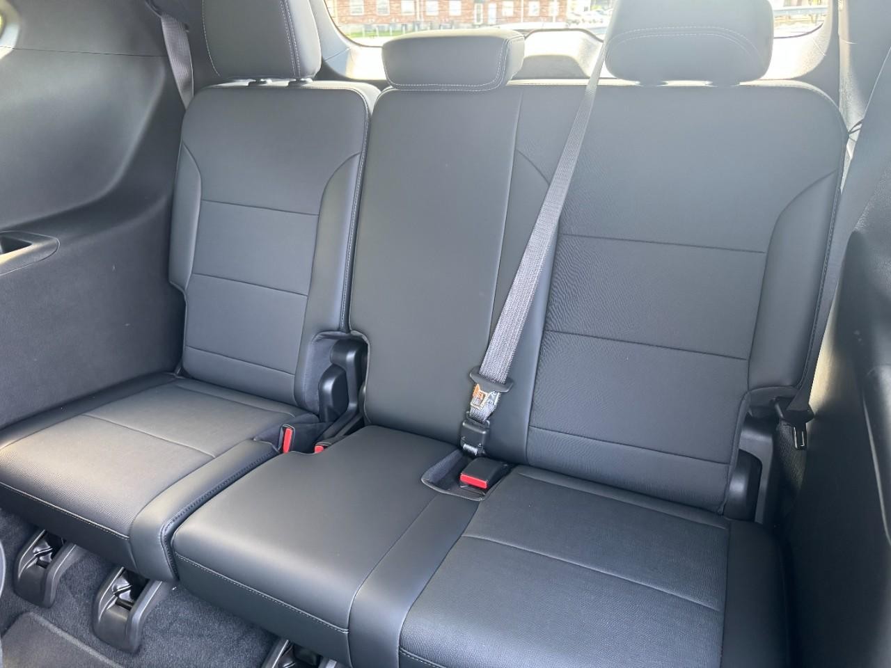 Buick Enclave Vehicle Full-screen Gallery Image 11