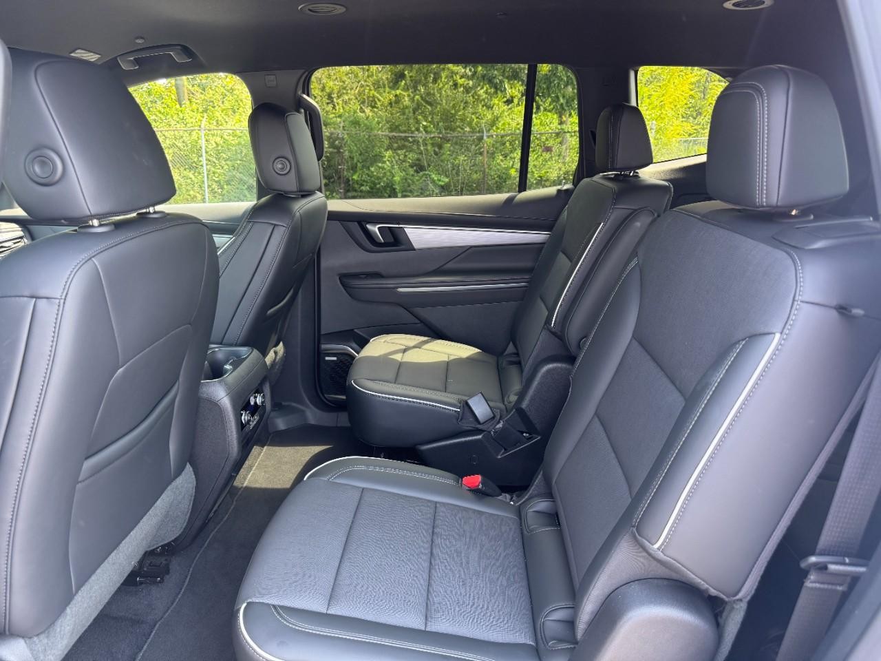 Buick Enclave Vehicle Full-screen Gallery Image 12