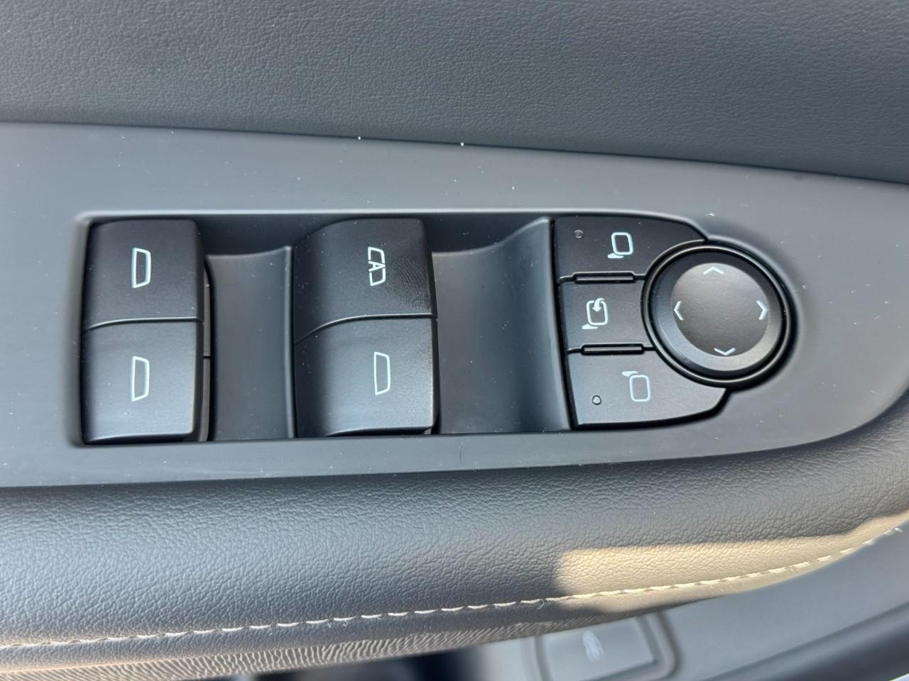Buick Enclave Vehicle Full-screen Gallery Image 19
