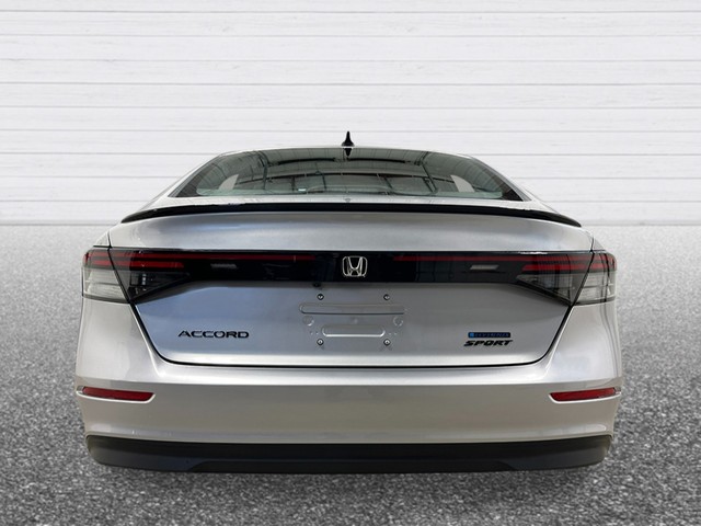 Honda Accord Hybrid Vehicle Full-screen Gallery Image 05