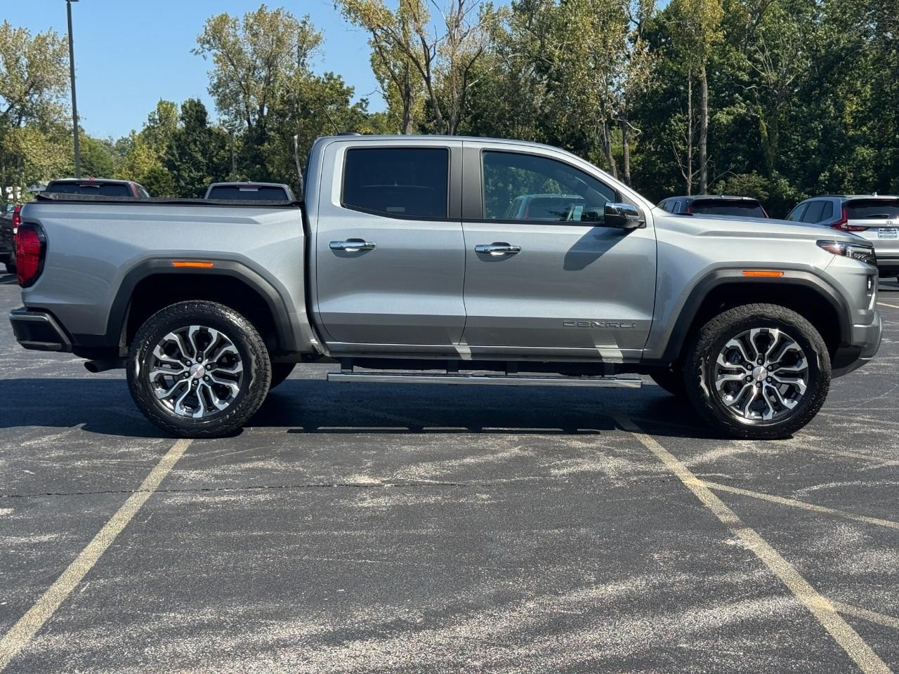 GMC Canyon Vehicle Full-screen Gallery Image 03