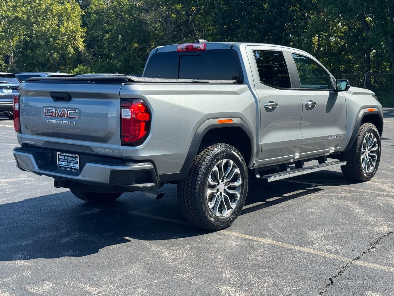GMC Canyon Vehicle Full-screen Gallery Image 04