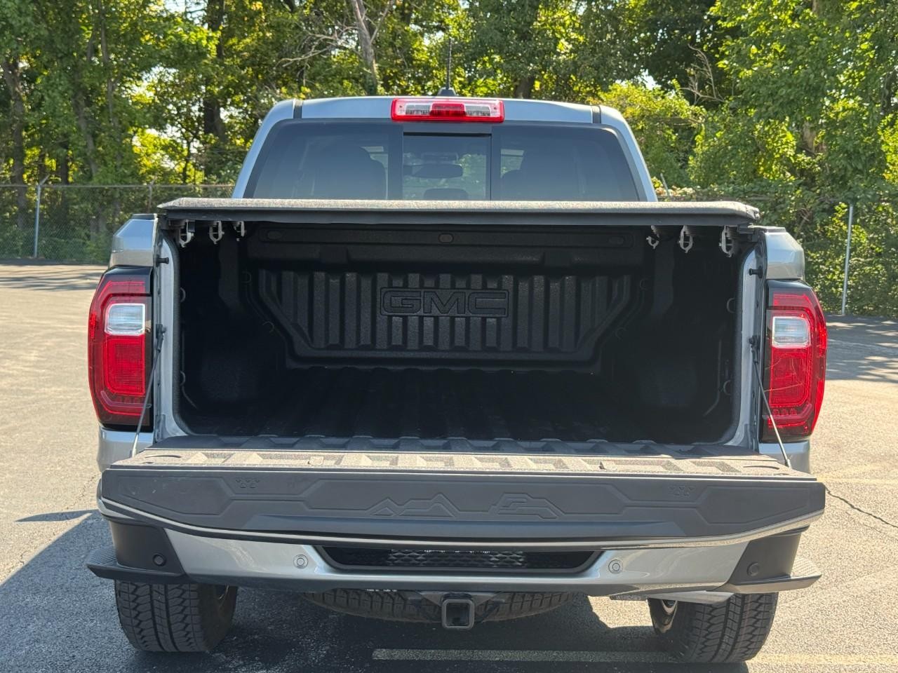 GMC Canyon Vehicle Full-screen Gallery Image 05