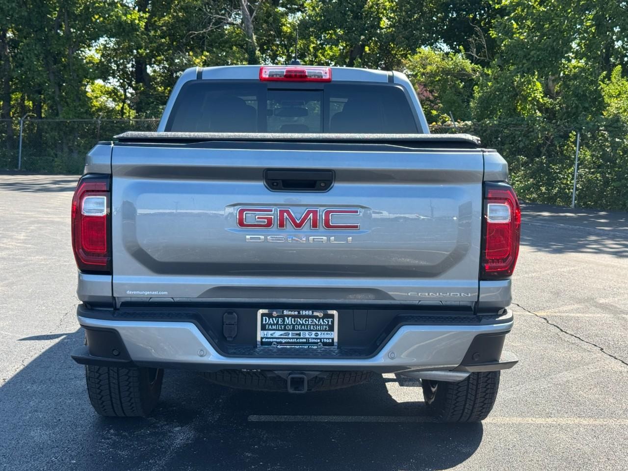 GMC Canyon Vehicle Full-screen Gallery Image 06