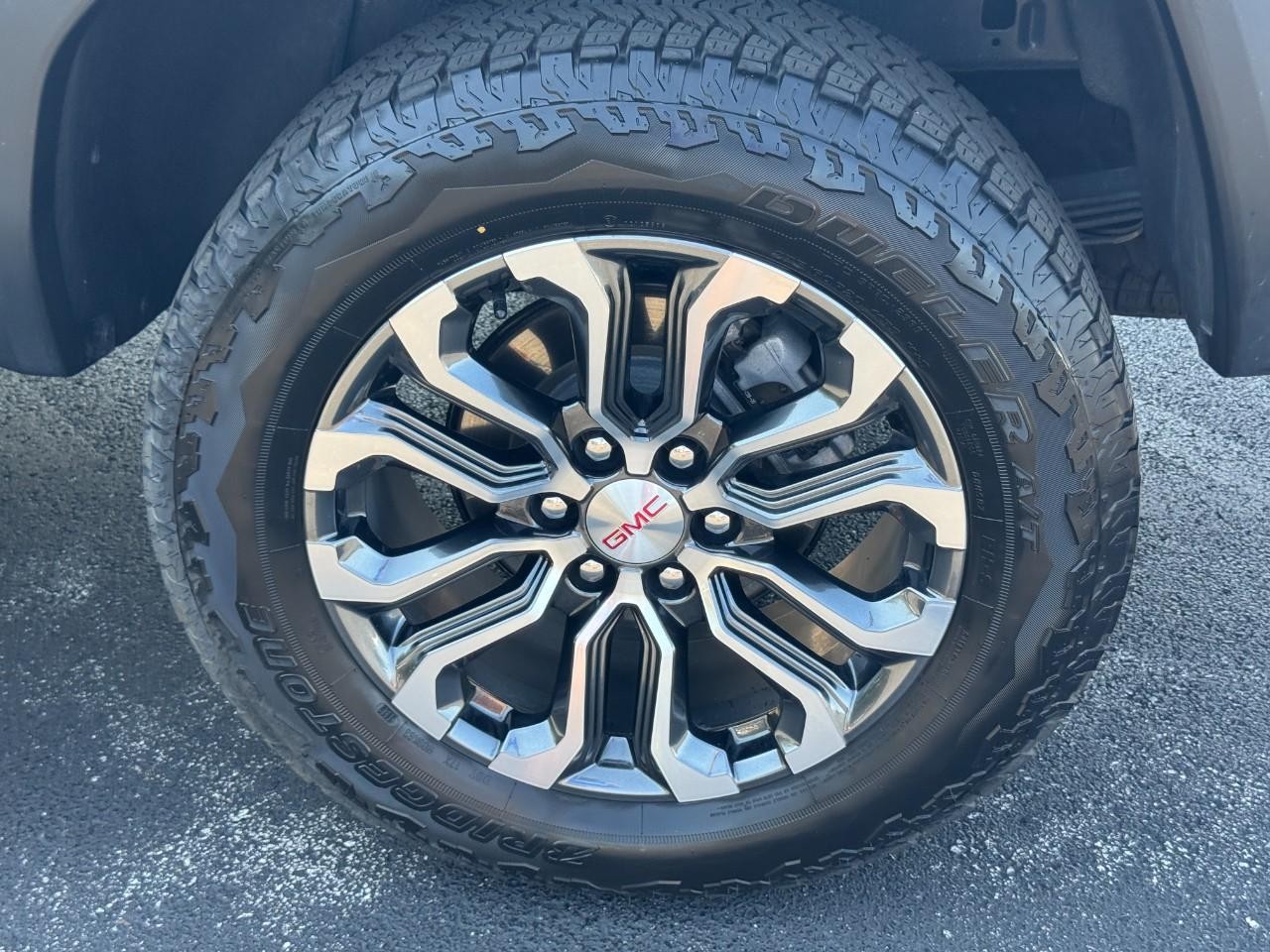 GMC Canyon Vehicle Full-screen Gallery Image 08
