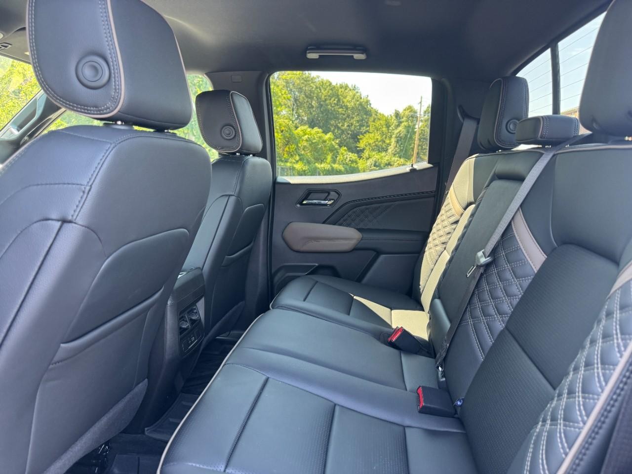GMC Canyon Vehicle Full-screen Gallery Image 11