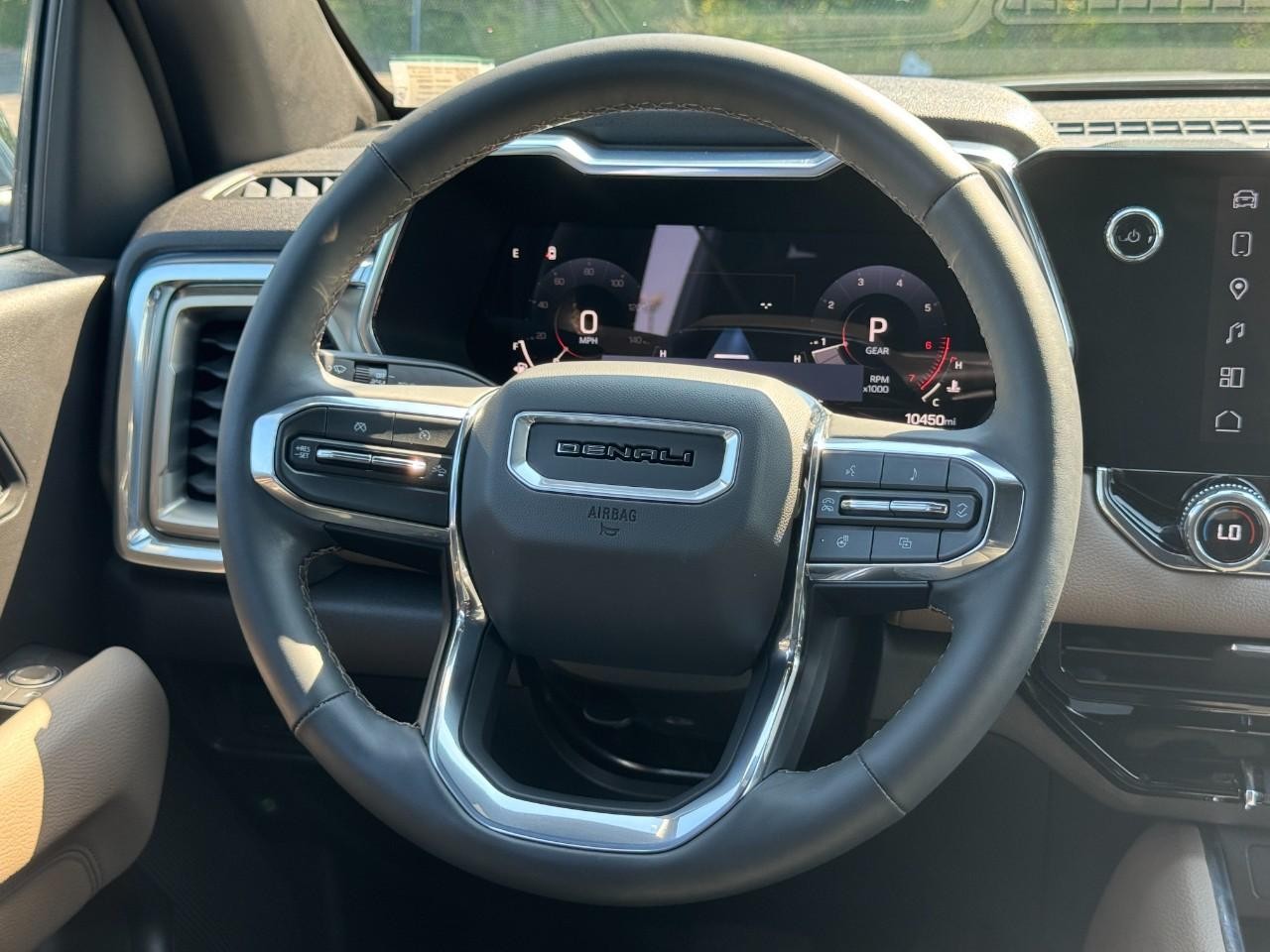 GMC Canyon Vehicle Full-screen Gallery Image 13