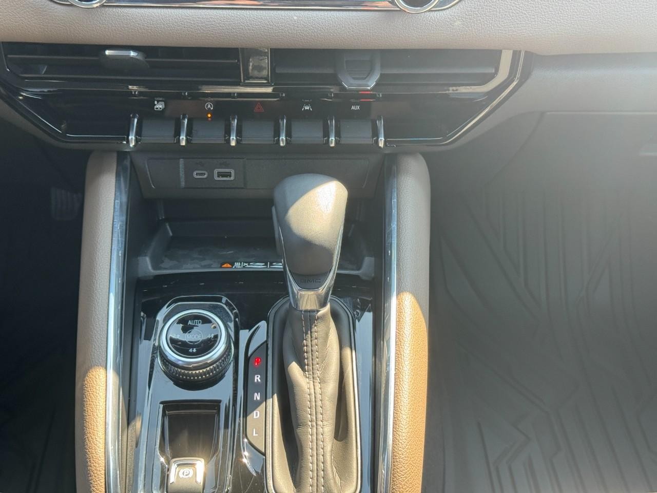 GMC Canyon Vehicle Full-screen Gallery Image 15