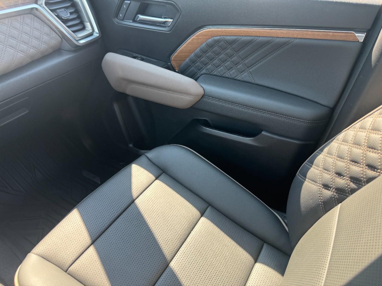 GMC Canyon Vehicle Full-screen Gallery Image 16