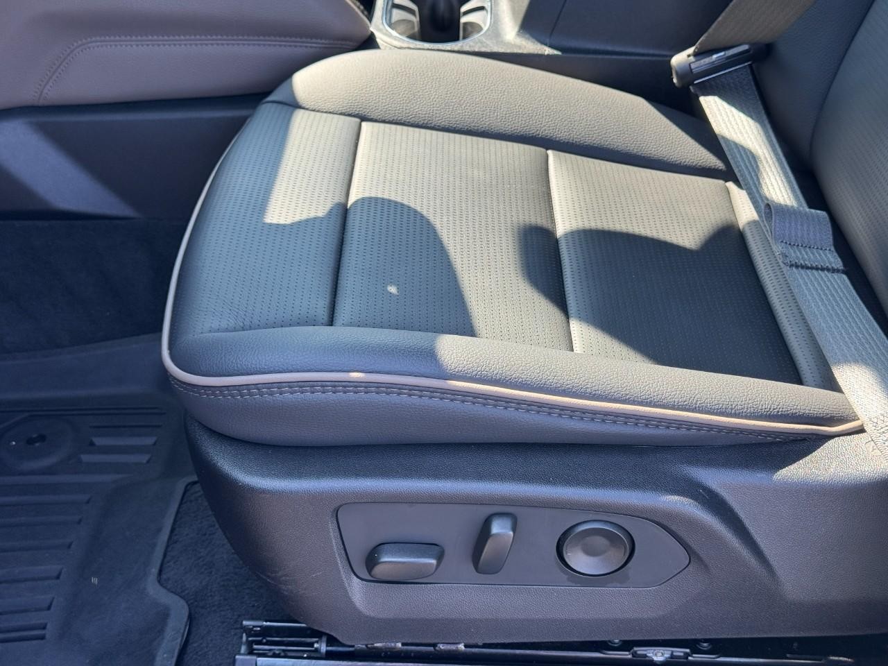 GMC Canyon Vehicle Full-screen Gallery Image 17