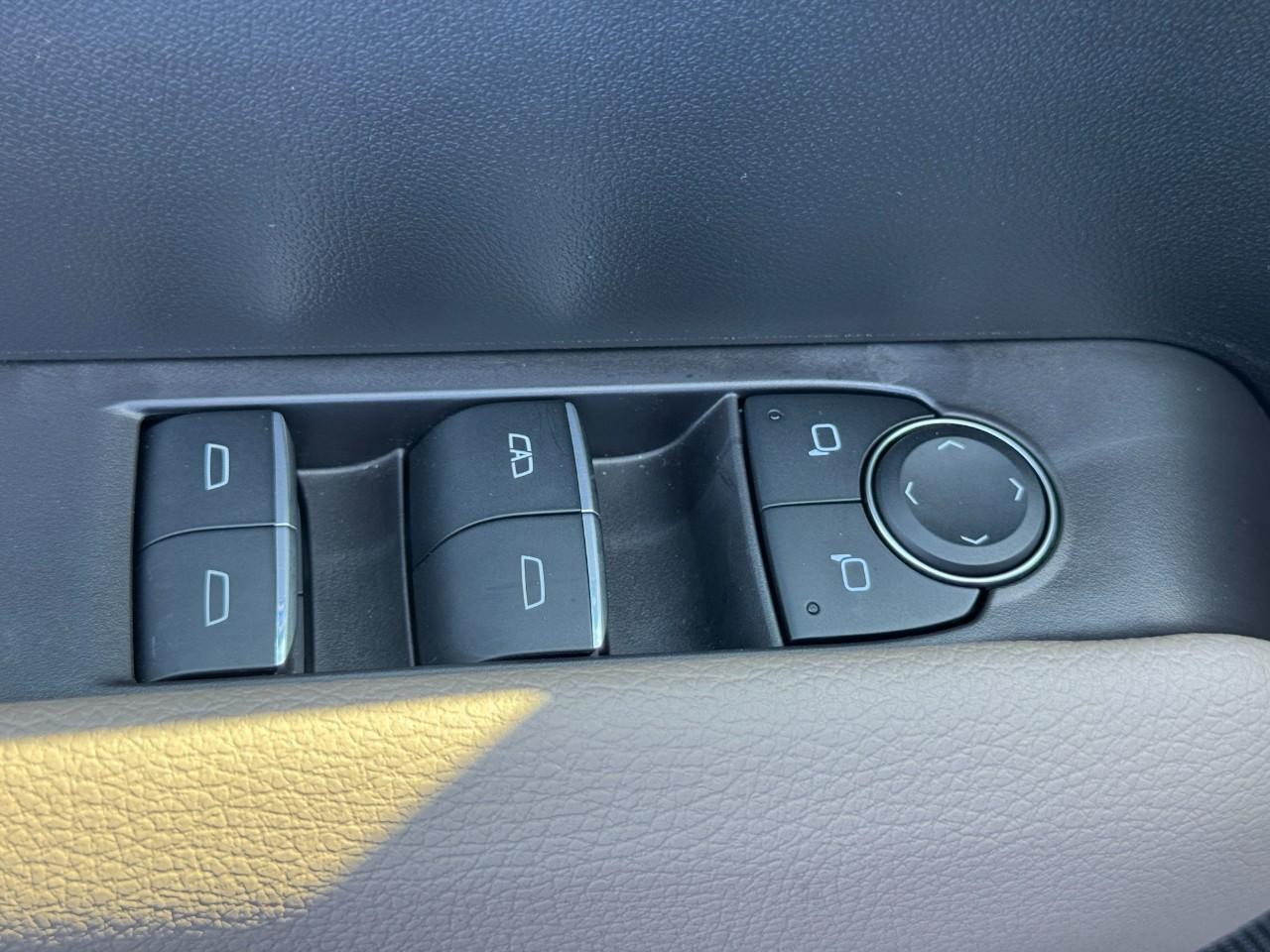 GMC Canyon Vehicle Full-screen Gallery Image 18