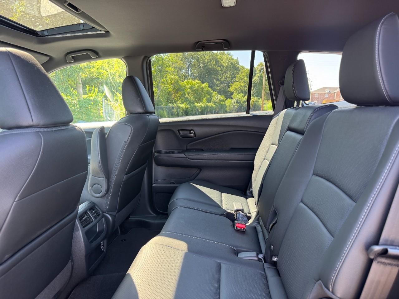 Honda Passport Vehicle Full-screen Gallery Image 11