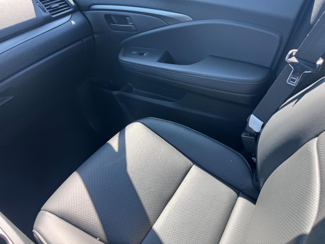Honda Passport Vehicle Full-screen Gallery Image 16