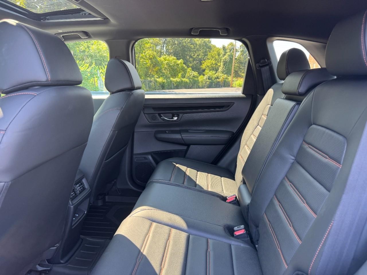 Honda CR-V Hybrid Vehicle Full-screen Gallery Image 12