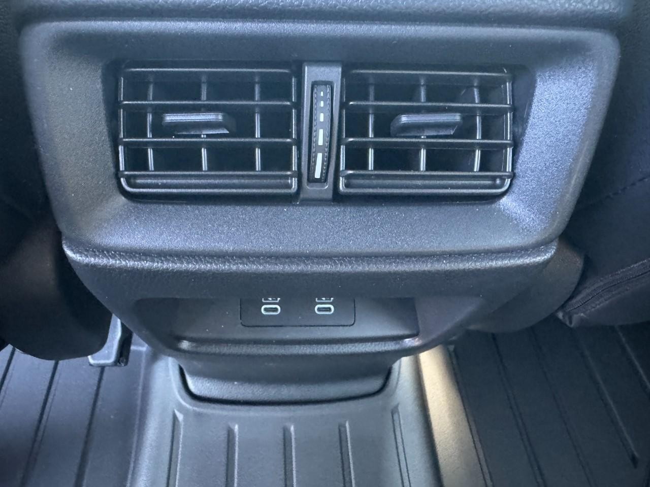Honda CR-V Hybrid Vehicle Full-screen Gallery Image 13