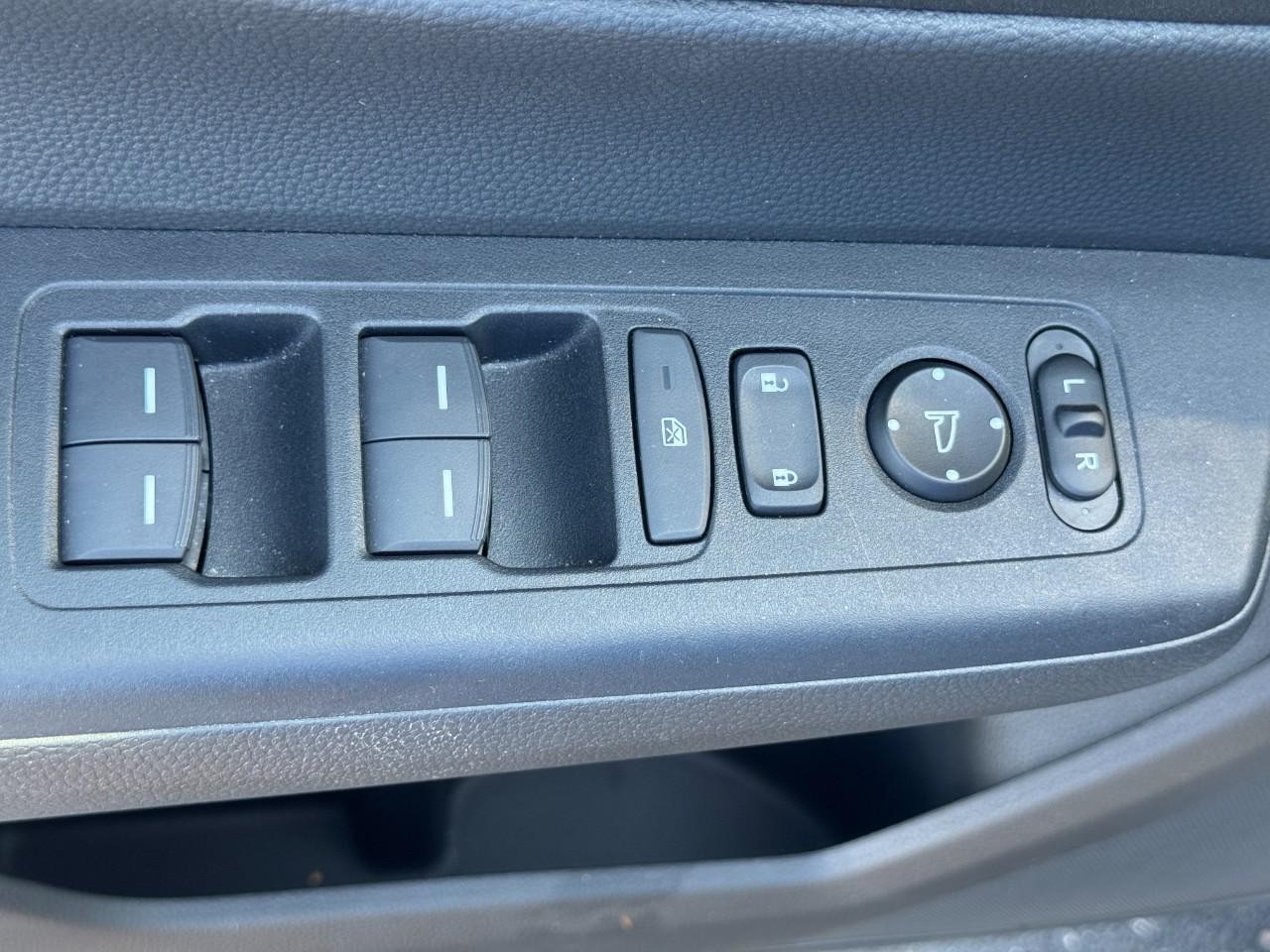 Honda CR-V Hybrid Vehicle Full-screen Gallery Image 20