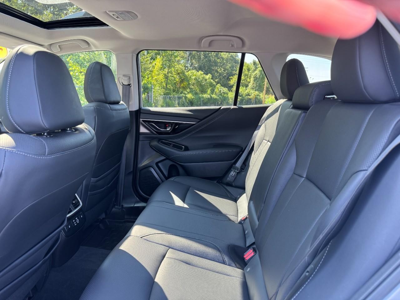 Subaru Outback Vehicle Full-screen Gallery Image 12