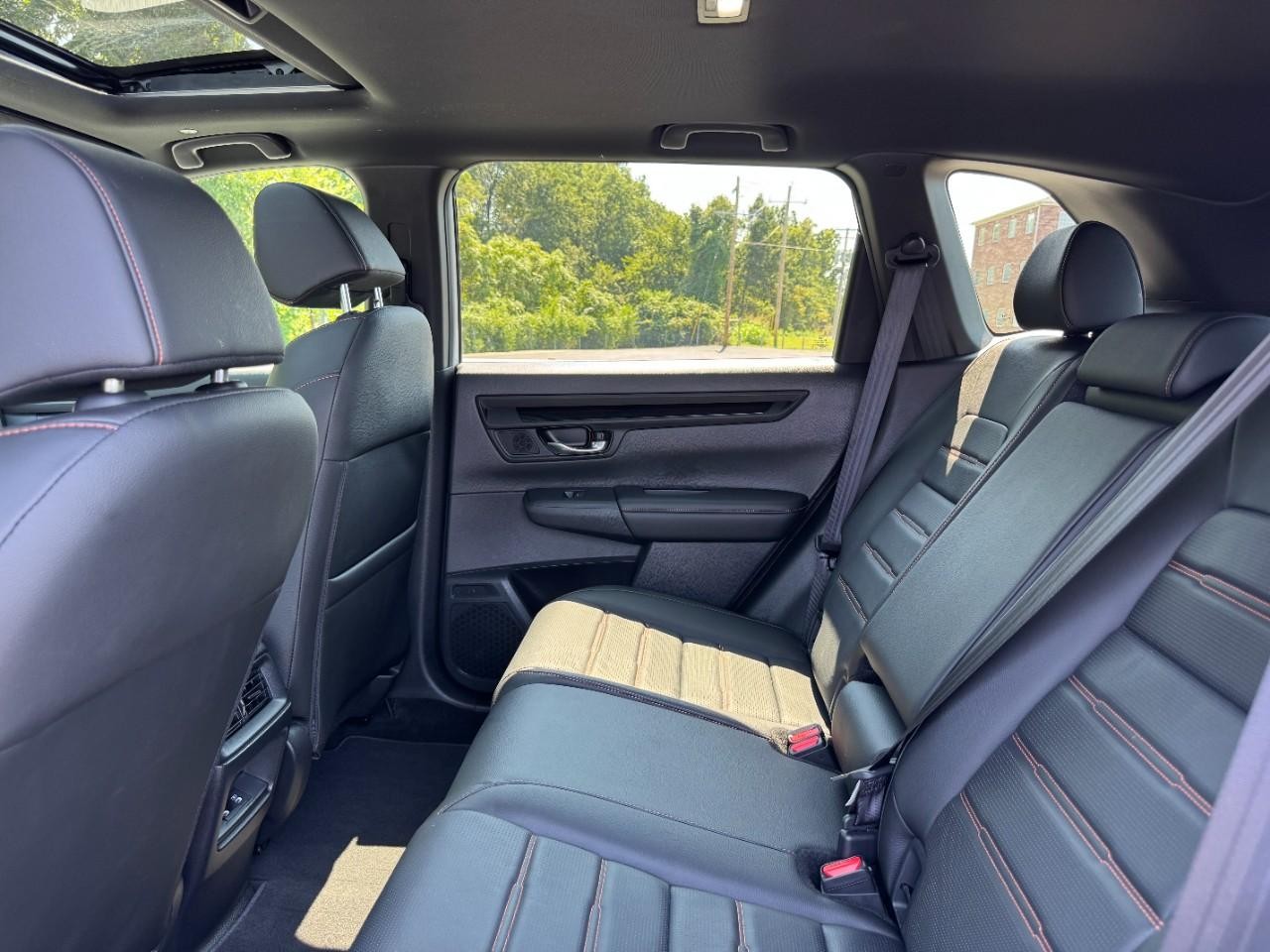 Honda CR-V Hybrid Vehicle Full-screen Gallery Image 12
