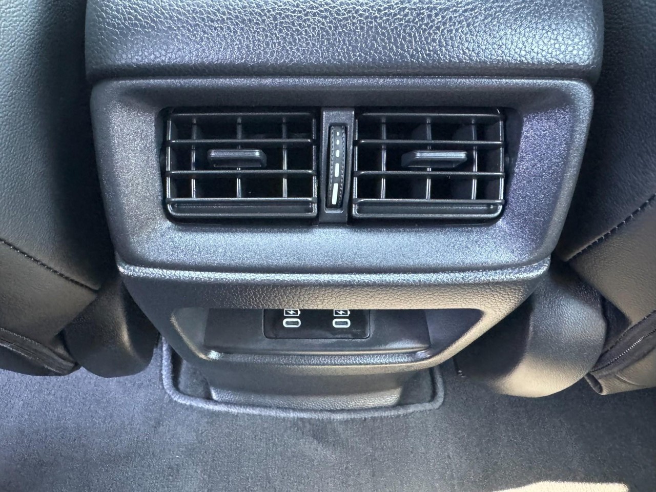 Honda CR-V Hybrid Vehicle Full-screen Gallery Image 13
