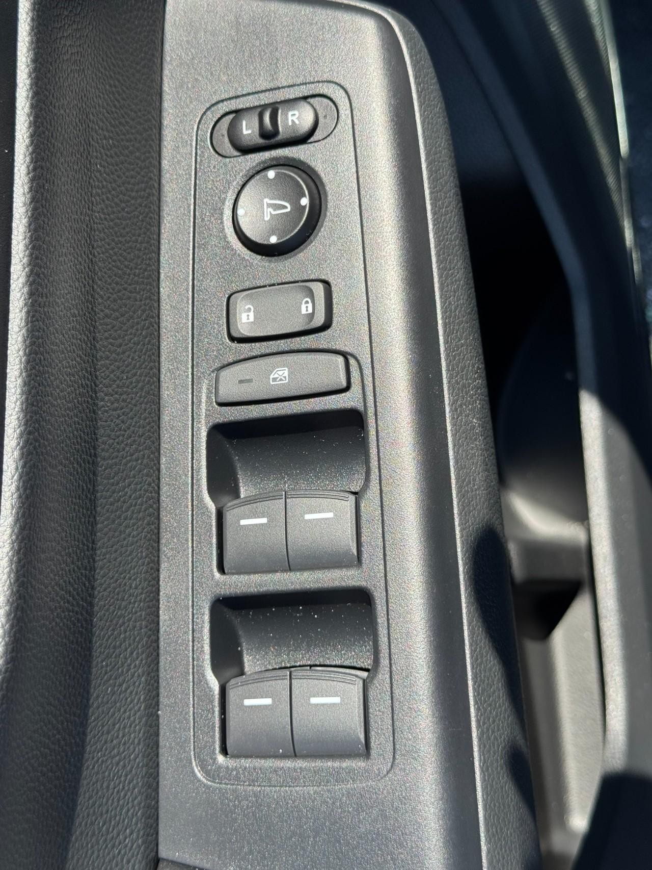 Honda CR-V Hybrid Vehicle Full-screen Gallery Image 20